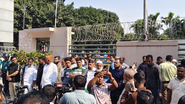 এভারকেয়ারের সামনে ‘খালেদা প্রেমীদের’ ভিড়