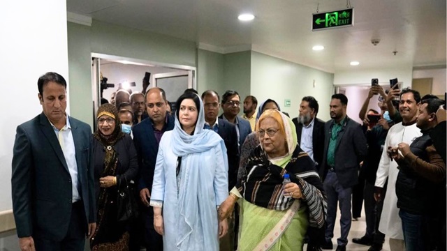 খালেদা জিয়াকে দেখতে এভারকেয়ারে জুবাইদা রহমান