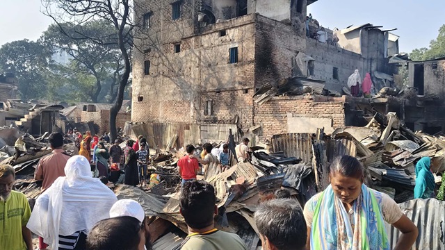 আগুনে ক্ষয়ক্ষতি দেখতে উৎসুক জনতার ভিড়