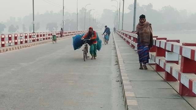 কুড়িগ্রামে সর্বনিম্ন তাপমাত্রা ১২.৩ ডিগ্রি, শীতে কাঁপছে মানুষ