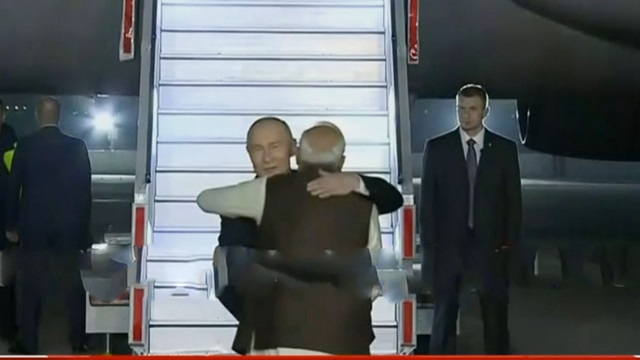 পুতিনকে জড়িয়ে ধরে স্বাগত জানালেন মোদি