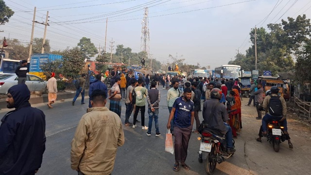 গাজীপুরে অটোরিকশা চালকদের সড়ক অবরোধ, দেড় ঘণ্টা পর স্বাভাবিক