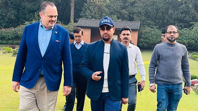 চট্টগ্রামে দ্বিতীয় বিশ্বযুদ্ধের সমাধি পরিদর্শনে আমেরিকার রাষ্ট্রদূত