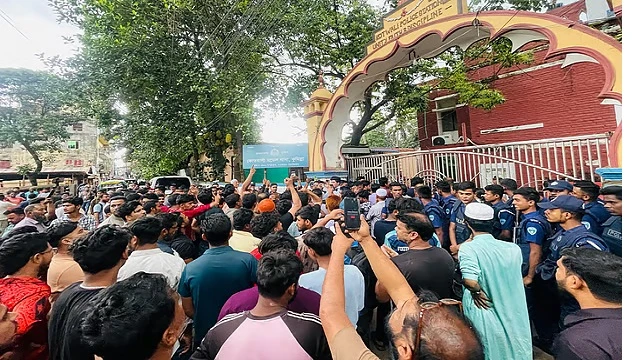 কুমিল্লায় বিএনপি নেতা আটকের পর থানা ঘেরাও নেতা-কর্মীদের