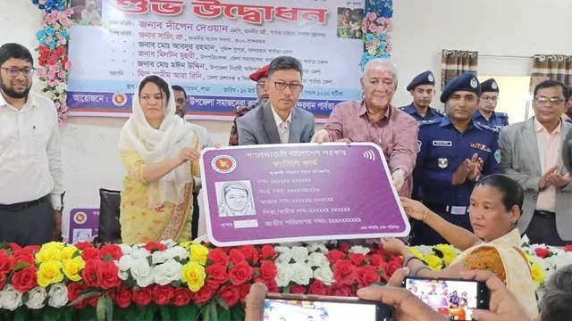 বান্দরবানে ‘ফ্যামিলি কার্ড’ কর্মসূচি উদ্বোধন করলেন পার্বত্য মন্ত্রী