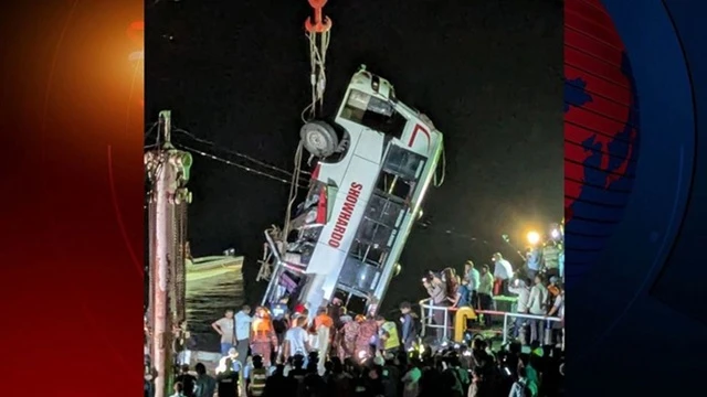 পদ্মায় বাসডুবির ঘটনায় এখন পর্যন্ত ২৪ জনের মরদেহ উদ্ধার