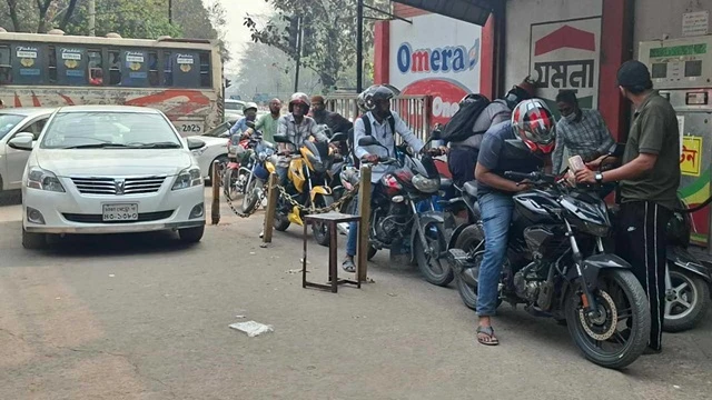 জ্বালানি তেলের জন্য সকালেই দীর্ঘ লাইন, মিলছে নির্দিষ্ট পরিমাণে