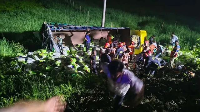 দাউদকান্দিতে চালবোঝাই ট্রাক উল্টে নিহত ৭