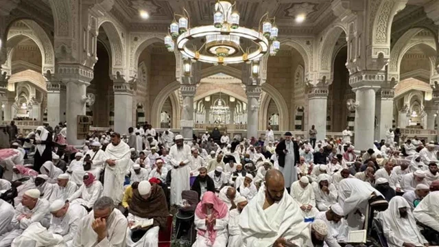 মসজিদুল হারাম ও নববীতে ইতিকাফে অংশ নিয়েছেন হাজারো মুসল্লি