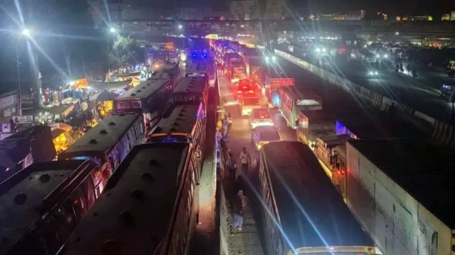 চন্দ্রা টার্মিনালে যাত্রী ও যানবাহনের চাপ, ১০ কিলোমিটার যানজট