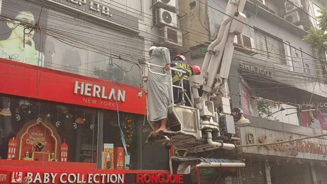 মিরপুরের বাণিজ্যিক ভবনের আগুন নিয়ন্ত্রণে