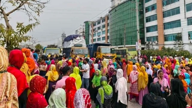 ভালুকায় বকেয়া বেতন-ঈদ বোনাস দাবিতে মহাসড়ক অবরোধ