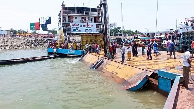 কালবৈশাখী ঝড়ে দৌলতদিয়া ঘাটের পদ্মায় মাইক্রোবাস