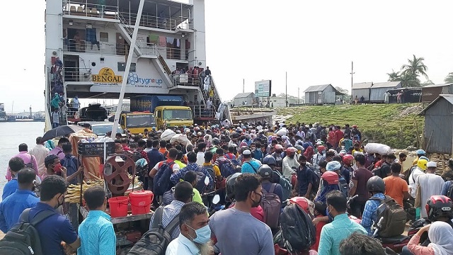 ঈদ শেষে রাজধানীতে ছুটছে কর্মজীবী মানুষ