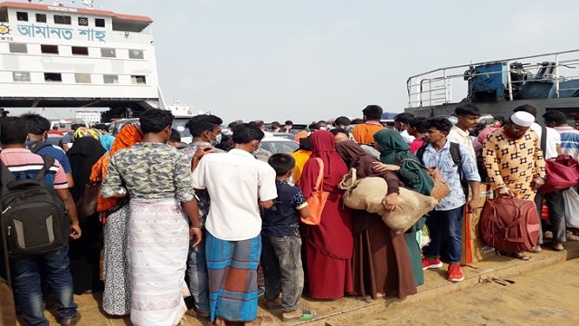 কষ্ট-ভোগান্তি আর বাড়তি ভাড়া দিয়ে ঢাকামুখী মানুষ