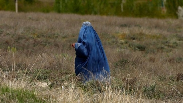 শিরোচ্ছেদ থেকে বাঁচতে পালিয়ে বেড়াচ্ছেন আফগান নারী সাংবাদিক