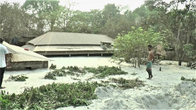  কুষ্টিয়ার কুমারখালী উপজেলার বহলা গোবিন্দপুর এলাকায় বালুর নিচে চাপা পড়েছে অর্ধশত ঘরবাড়ি। ছবি : সংগৃহীত