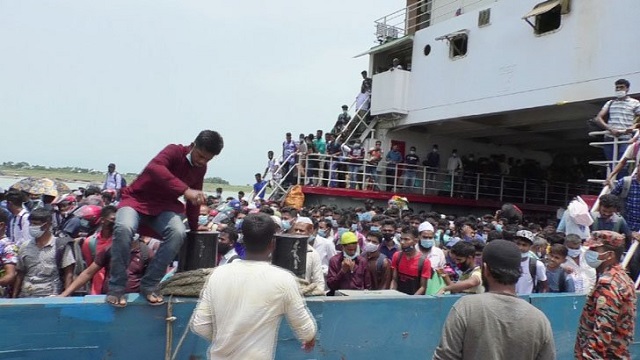  সকাল থেকেই শিমুলিয়া ঘাটে উপচেপড়া ভিড়