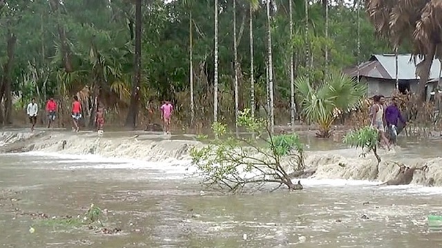 বিধ্বস্ত বেড়িবাঁধ দিয়ে পানি ঢুকে পটুয়াখালীতে ২৪ গ্রাম প্লাবিত