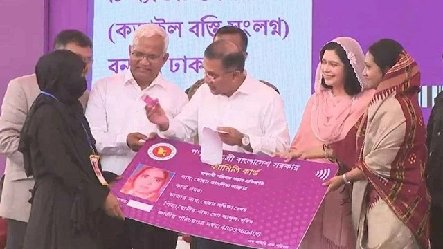 নারীদের হাতে ‘ফ্যামিলি কার্ড’ তুলে দিলেন প্রধানমন্ত্রী