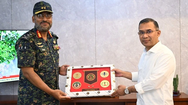 প্রধানমন্ত্রীর সঙ্গে আনসার ও ভিডিপির মহাপরিচালকের সাক্ষাৎ