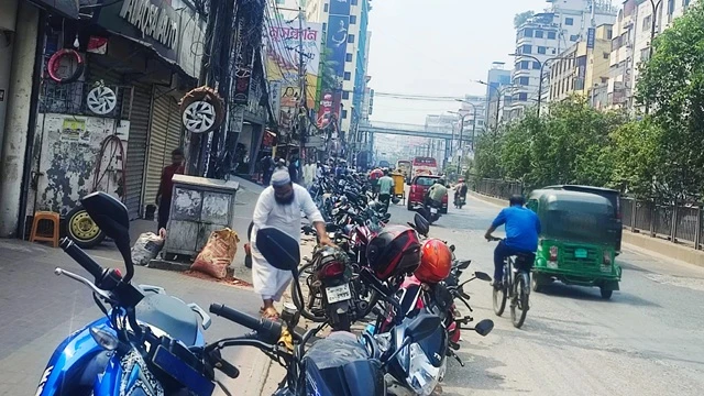 ‘আগে লাইন ধরে তেল পেতাম, এখন রাতভর অপেক্ষার পরও মেলে না’