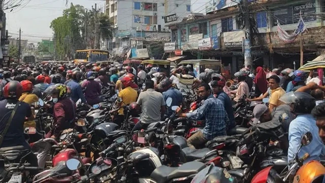 সাতক্ষীরায় তেলের হাহাকার : পাম্পে লম্বা লাইন, খোলা বাজারে চড়া দাম